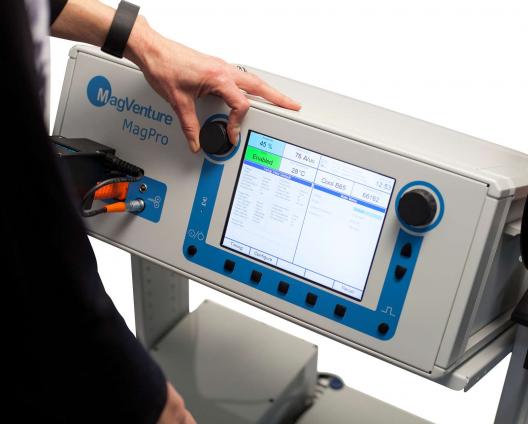 MagPro R20 : petit stimulateur magnétique pour les PEMs (potentiels évoqués moteurs) et la rTMS (stimulation magnétique transcrânienne répétitive) en recherche thérapeutique (dépression, AVC, douleurs, migraines, acouphènes…)